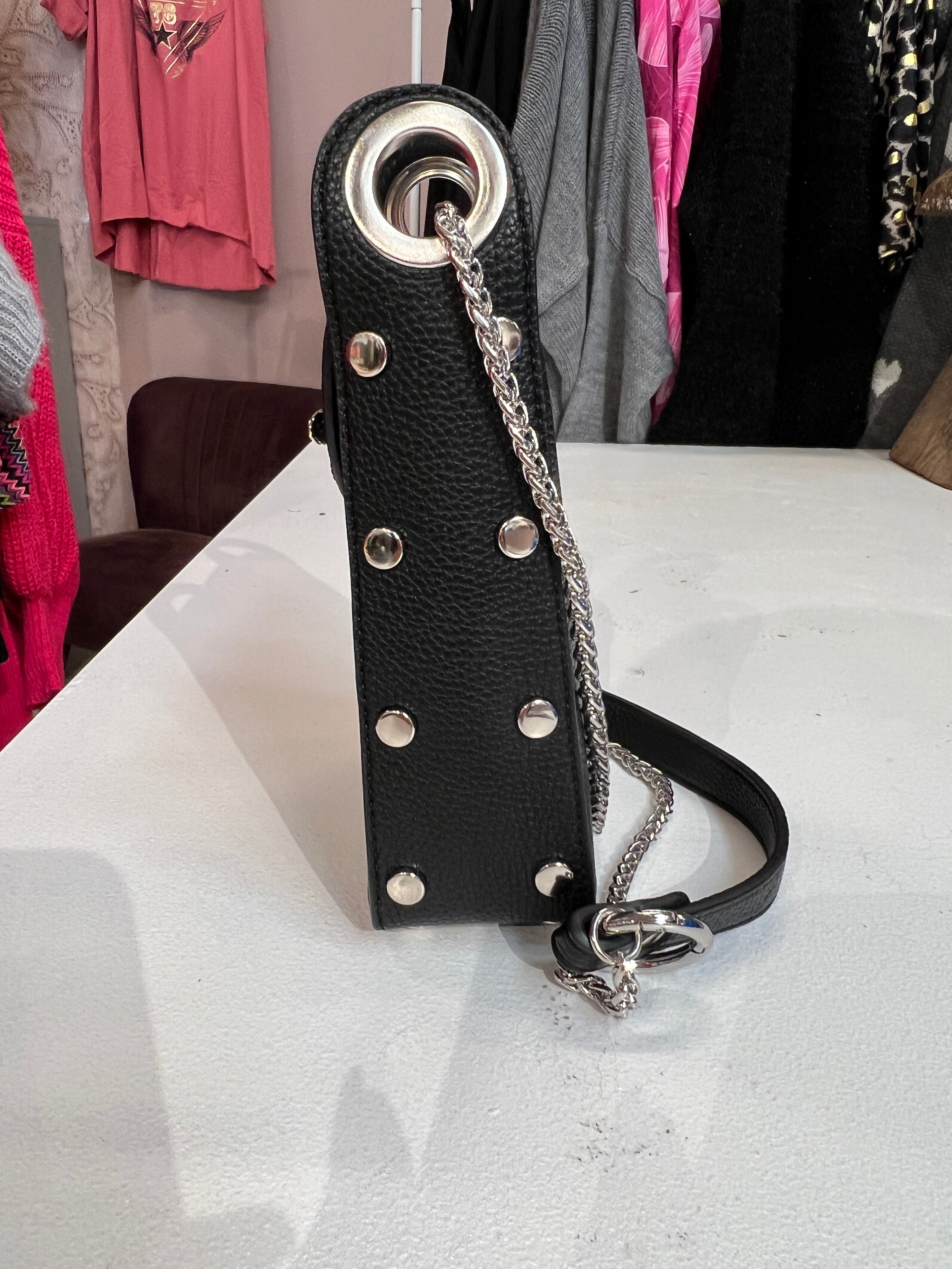 Layla - Cool lille taske med sølv kæde og bi-lukning